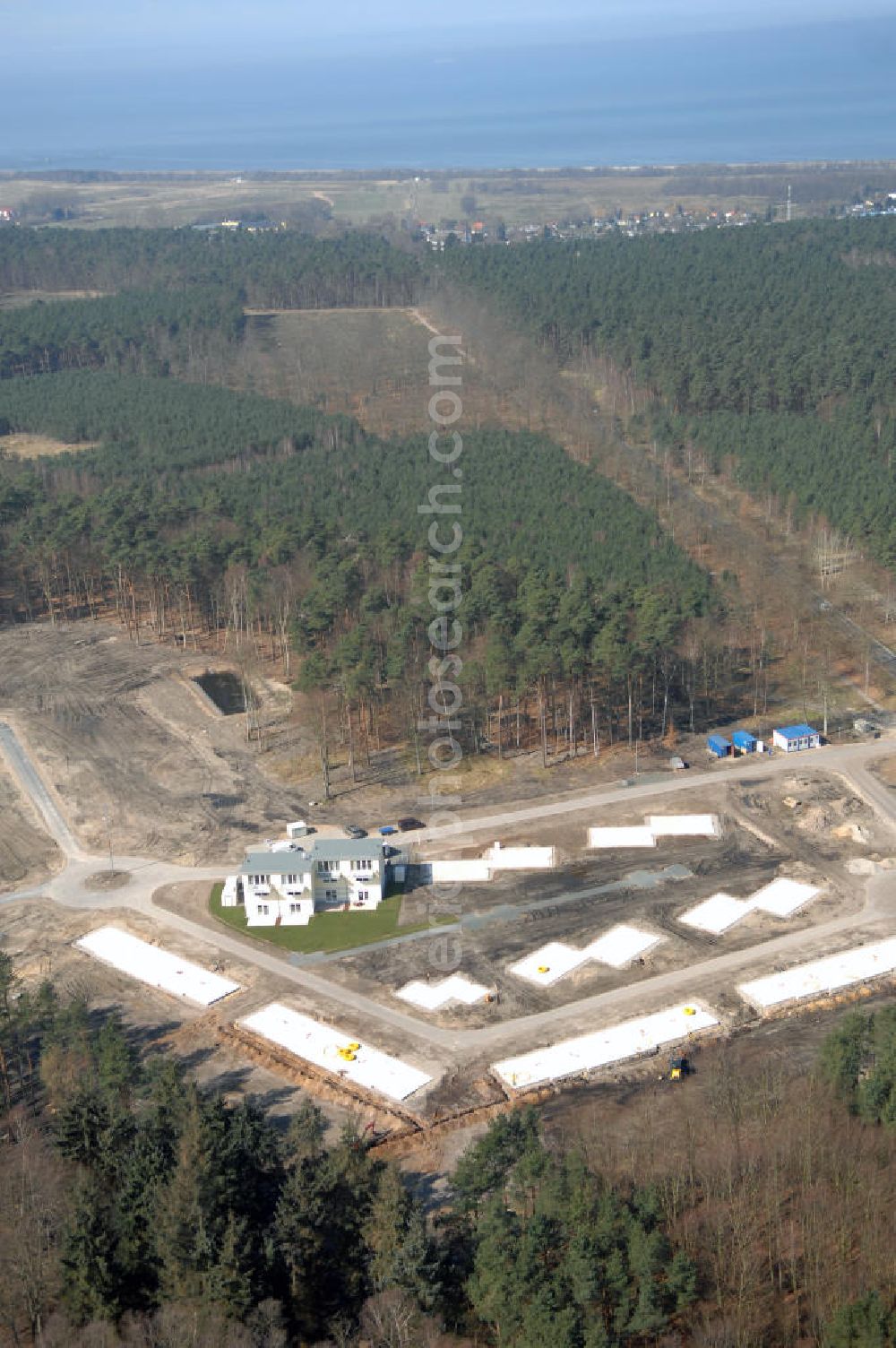 Aerial photograph Graal-Müritz - Blick auf das Baufeld zur Errichtung von Ferienwohnungen im Küstenwald, einem Wohngebiet der HAWO Bauträger KG in unmittelbarer Strandnähe. Die ehemalige Militärliegenschaft der DDR-Armee NVA ist ein Musterprojekt für Konversion in der Region.