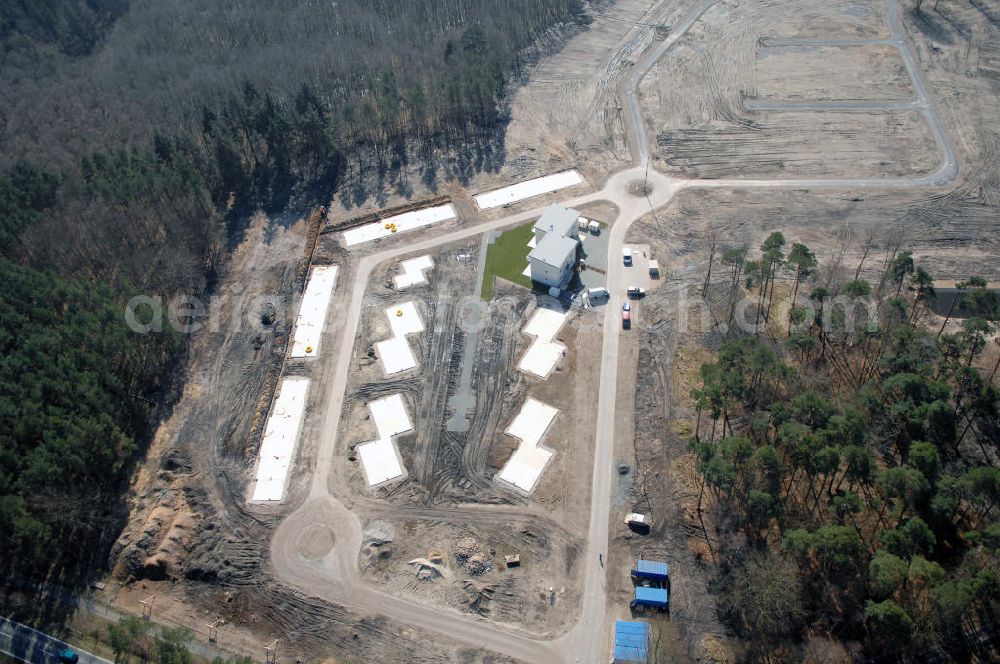 Graal-Müritz from above - Blick auf das Baufeld zur Errichtung von Ferienwohnungen im Küstenwald, einem Wohngebiet der HAWO Bauträger KG in unmittelbarer Strandnähe. Die ehemalige Militärliegenschaft der DDR-Armee NVA ist ein Musterprojekt für Konversion in der Region.