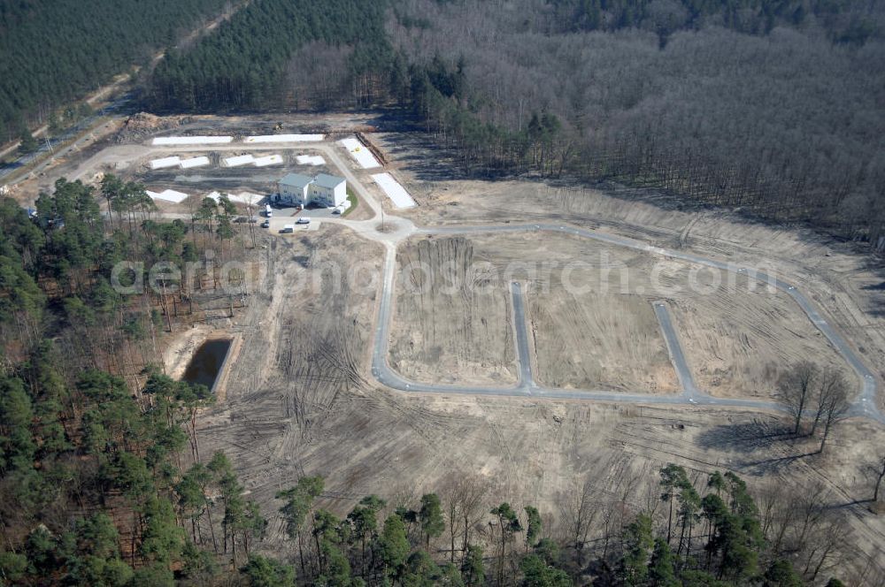 Graal-Müritz from the bird's eye view: Blick auf das Baufeld zur Errichtung von Ferienwohnungen im Küstenwald, einem Wohngebiet der HAWO Bauträger KG in unmittelbarer Strandnähe. Die ehemalige Militärliegenschaft der DDR-Armee NVA ist ein Musterprojekt für Konversion in der Region.