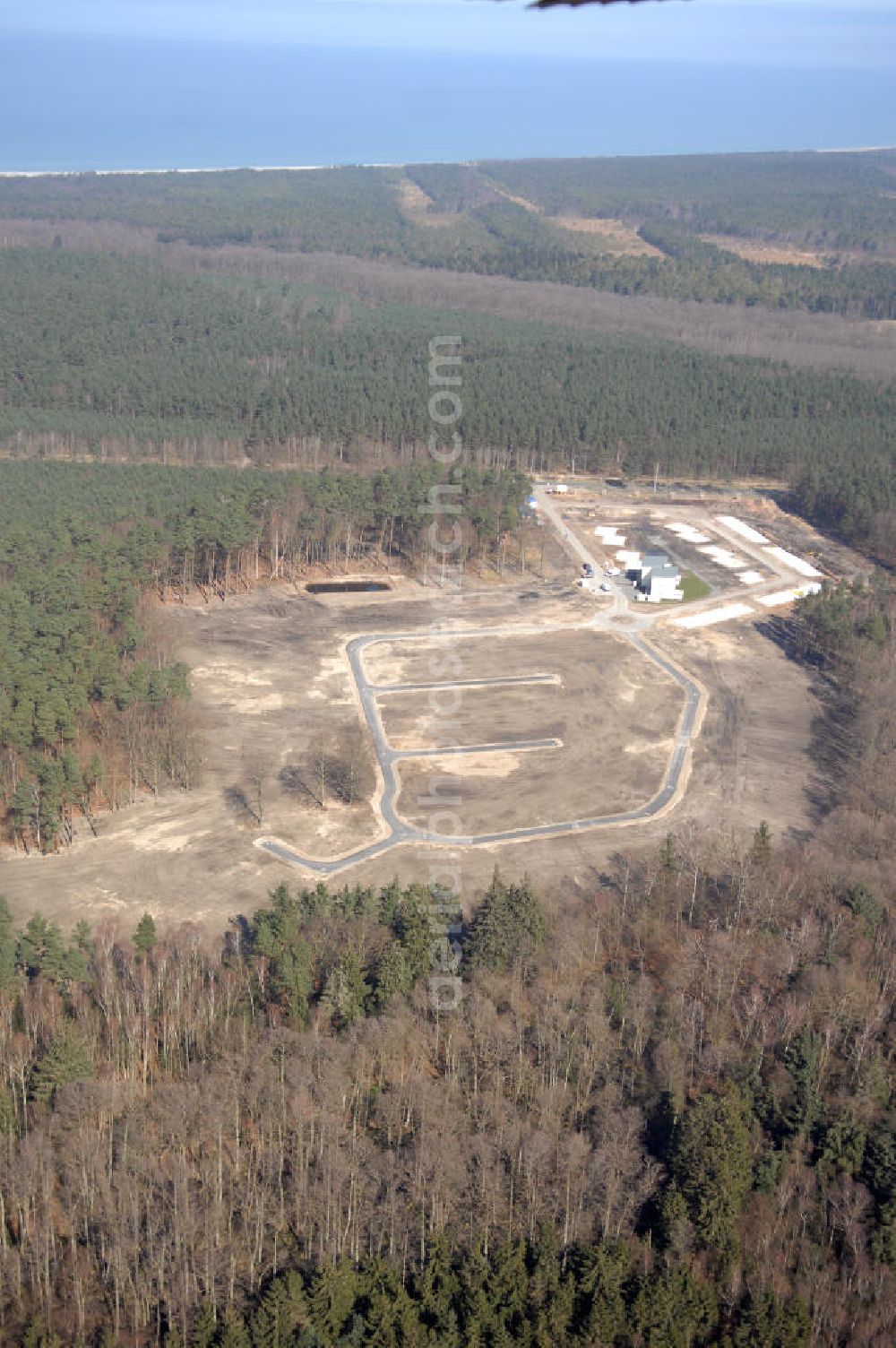 Aerial photograph Graal-Müritz - Blick auf das Baufeld zur Errichtung von Ferienwohnungen im Küstenwald, einem Wohngebiet der HAWO Bauträger KG in unmittelbarer Strandnähe. Die ehemalige Militärliegenschaft der DDR-Armee NVA ist ein Musterprojekt für Konversion in der Region.