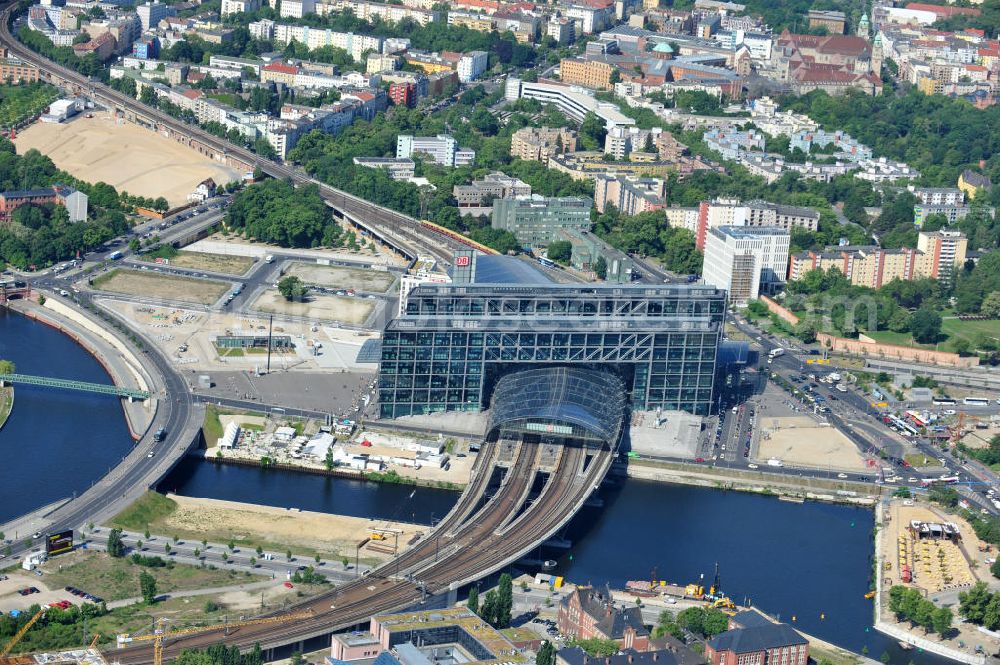 Berlin Mitte from the bird's eye view: Blick auf die Baufelder am Berliner Humboldthafen, eines Spree mit dem Spandauer Schiffahrtskanal verbindenden Hafenbeckens. Er wird begrenzt vom Friedrich-List-Ufer im Westen, vom Alexan derufer im Osten, von der Invalidenstraße im Norden und von der Humboldthafenbrücke im Süden. Östlich schließt sich das Areal des Berliner Universitätsklinikums Charité an, im Westen soll in den nächsten Jahren das „Lehrter Stadtquartier“ genannte Bahnhofsviertel entstehen, dessen Planungen auch eine direkte Hafenrandbebauung miteinschließen. Historisch bedingt durch die Lage im ehemaligen Verlauf an der Berliner Mauer, wird das Areal durch den landeseigenen Immobiliendienstleister Liegenschaftsfonds Berlin vermarktet. Construction site at the Berlin Humboldt Port.