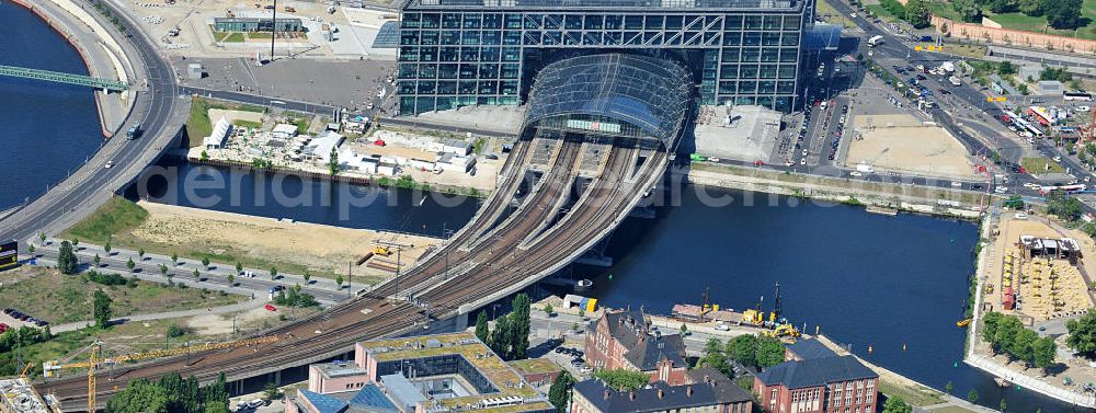 Aerial image Berlin Mitte - Blick auf die Baufelder am Berliner Humboldthafen, eines Spree mit dem Spandauer Schiffahrtskanal verbindenden Hafenbeckens. Er wird begrenzt vom Friedrich-List-Ufer im Westen, vom Alexan derufer im Osten, von der Invalidenstraße im Norden und von der Humboldthafenbrücke im Süden. Östlich schließt sich das Areal des Berliner Universitätsklinikums Charité an, im Westen soll in den nächsten Jahren das „Lehrter Stadtquartier“ genannte Bahnhofsviertel entstehen, dessen Planungen auch eine direkte Hafenrandbebauung miteinschließen. Historisch bedingt durch die Lage im ehemaligen Verlauf an der Berliner Mauer, wird das Areal durch den landeseigenen Immobiliendienstleister Liegenschaftsfonds Berlin vermarktet. Construction site at the Berlin Humboldt Port.