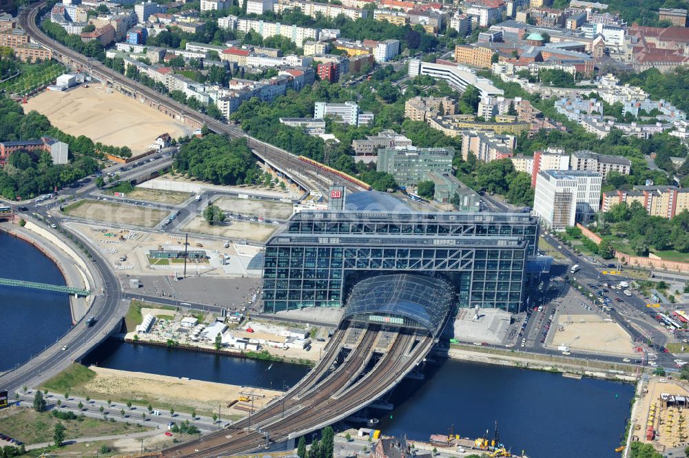 Aerial photograph Berlin Mitte - Blick auf die Baufelder am Berliner Humboldthafen, eines Spree mit dem Spandauer Schiffahrtskanal verbindenden Hafenbeckens. Er wird begrenzt vom Friedrich-List-Ufer im Westen, vom Alexan derufer im Osten, von der Invalidenstraße im Norden und von der Humboldthafenbrücke im Süden. Östlich schließt sich das Areal des Berliner Universitätsklinikums Charité an, im Westen soll in den nächsten Jahren das „Lehrter Stadtquartier“ genannte Bahnhofsviertel entstehen, dessen Planungen auch eine direkte Hafenrandbebauung miteinschließen. Historisch bedingt durch die Lage im ehemaligen Verlauf an der Berliner Mauer, wird das Areal durch den landeseigenen Immobiliendienstleister Liegenschaftsfonds Berlin vermarktet. Construction site at the Berlin Humboldt Port.