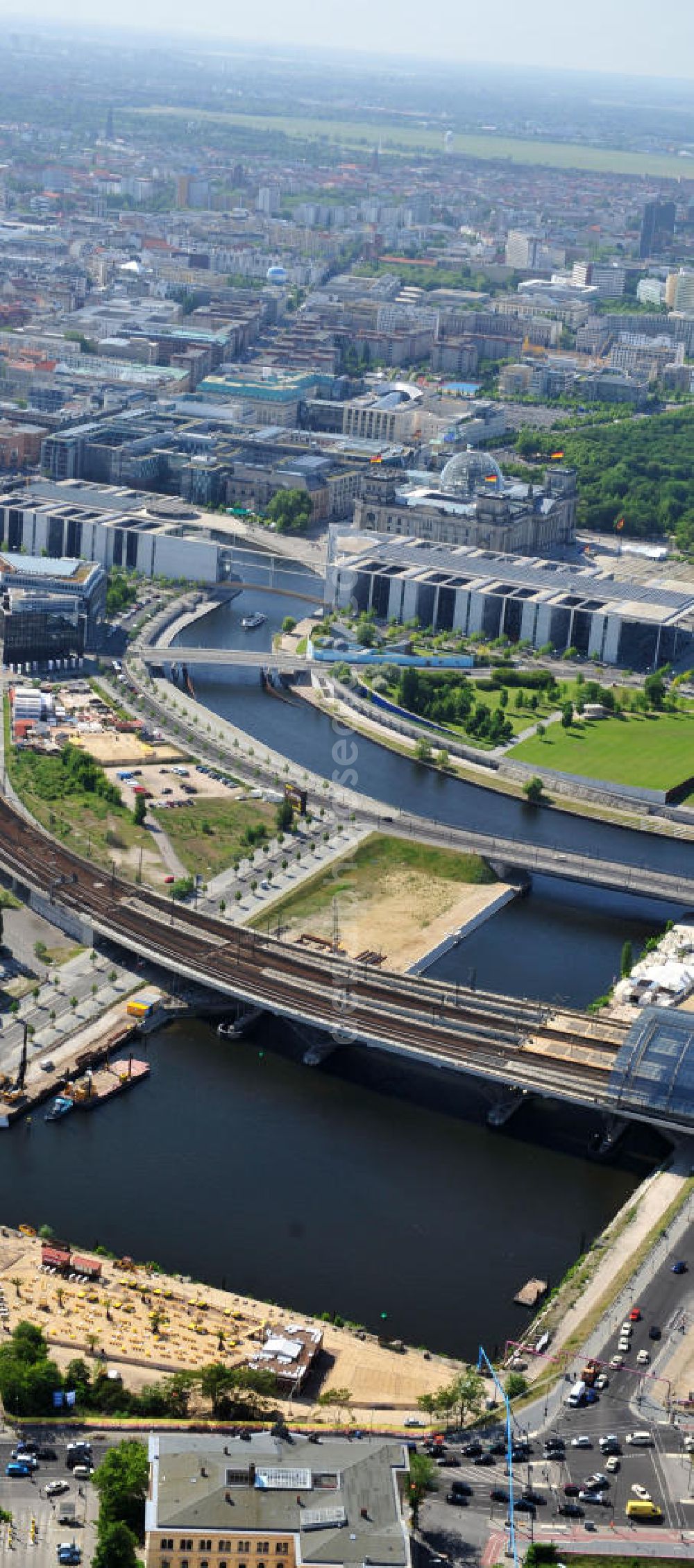 Aerial image Berlin Mitte - Blick auf die Baufelder am Berliner Humboldthafen, eines Spree mit dem Spandauer Schiffahrtskanal verbindenden Hafenbeckens. Er wird begrenzt vom Friedrich-List-Ufer im Westen, vom Alexan derufer im Osten, von der Invalidenstraße im Norden und von der Humboldthafenbrücke im Süden. Östlich schließt sich das Areal des Berliner Universitätsklinikums Charité an, im Westen soll in den nächsten Jahren das „Lehrter Stadtquartier“ genannte Bahnhofsviertel entstehen, dessen Planungen auch eine direkte Hafenrandbebauung miteinschließen. Historisch bedingt durch die Lage im ehemaligen Verlauf an der Berliner Mauer, wird das Areal durch den landeseigenen Immobiliendienstleister Liegenschaftsfonds Berlin vermarktet. Construction site at the Berlin Humboldt Port.