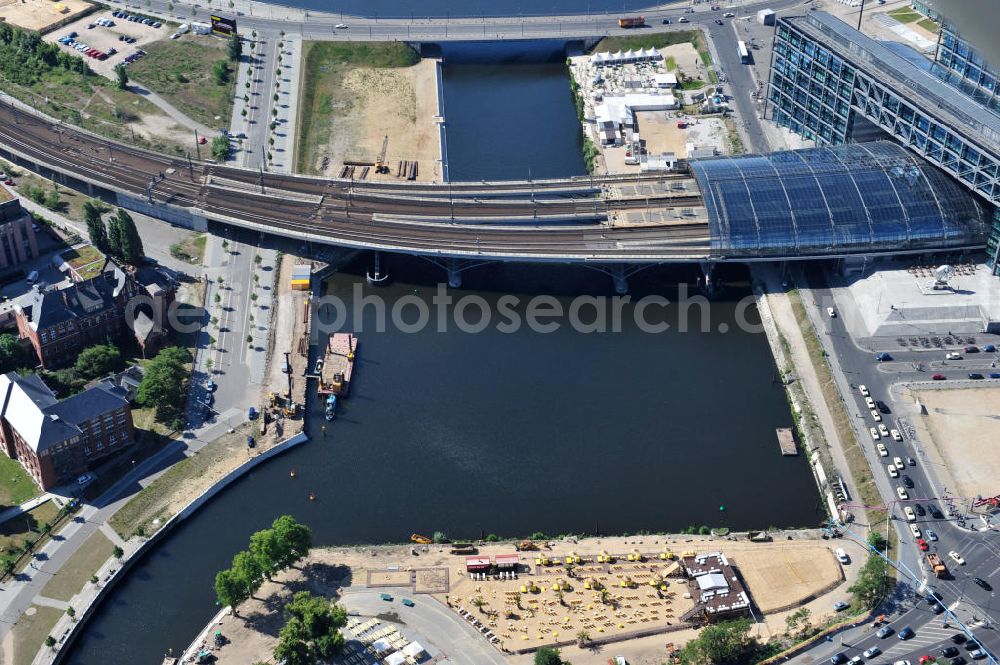 Berlin Mitte from above - Blick auf die Baufelder am Berliner Humboldthafen, eines Spree mit dem Spandauer Schiffahrtskanal verbindenden Hafenbeckens. Er wird begrenzt vom Friedrich-List-Ufer im Westen, vom Alexan derufer im Osten, von der Invalidenstraße im Norden und von der Humboldthafenbrücke im Süden. Östlich schließt sich das Areal des Berliner Universitätsklinikums Charité an, im Westen soll in den nächsten Jahren das „Lehrter Stadtquartier“ genannte Bahnhofsviertel entstehen, dessen Planungen auch eine direkte Hafenrandbebauung miteinschließen. Historisch bedingt durch die Lage im ehemaligen Verlauf an der Berliner Mauer, wird das Areal durch den landeseigenen Immobiliendienstleister Liegenschaftsfonds Berlin vermarktet. Construction site at the Berlin Humboldt Port.