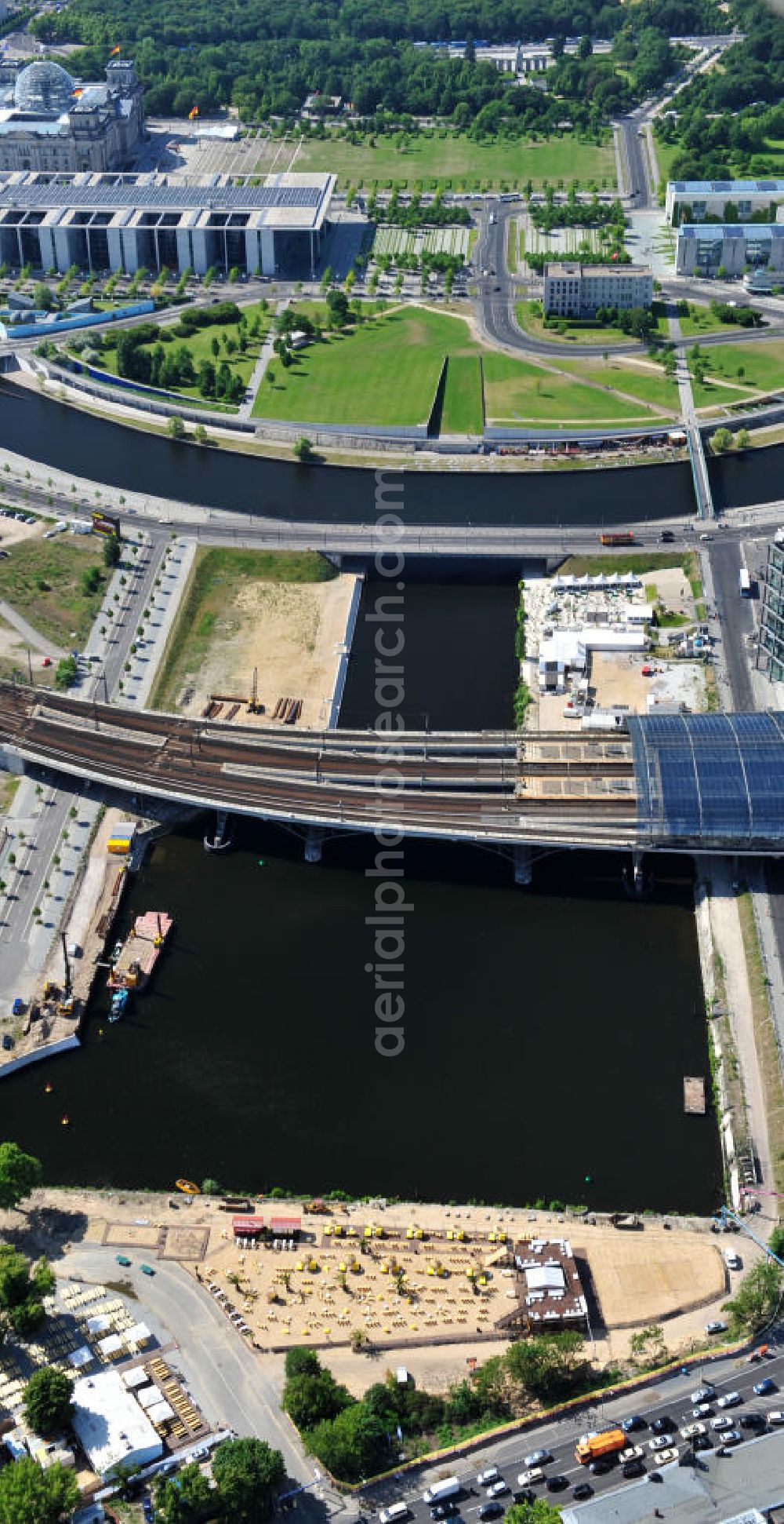 Aerial image Berlin Mitte - Blick auf die Baufelder am Berliner Humboldthafen, eines Spree mit dem Spandauer Schiffahrtskanal verbindenden Hafenbeckens. Er wird begrenzt vom Friedrich-List-Ufer im Westen, vom Alexan derufer im Osten, von der Invalidenstraße im Norden und von der Humboldthafenbrücke im Süden. Östlich schließt sich das Areal des Berliner Universitätsklinikums Charité an, im Westen soll in den nächsten Jahren das „Lehrter Stadtquartier“ genannte Bahnhofsviertel entstehen, dessen Planungen auch eine direkte Hafenrandbebauung miteinschließen. Historisch bedingt durch die Lage im ehemaligen Verlauf an der Berliner Mauer, wird das Areal durch den landeseigenen Immobiliendienstleister Liegenschaftsfonds Berlin vermarktet. Construction site at the Berlin Humboldt Port.