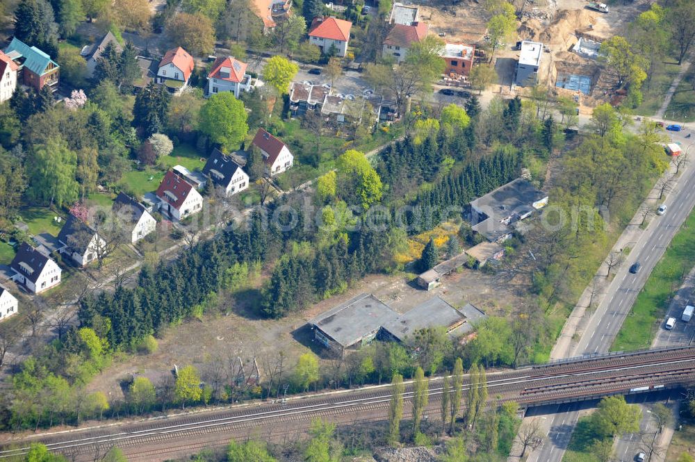 Berlin Zehlendorf from the bird's eye view: Areal des Baufeldes der NCC Deutschland an der Fürstenstraße / Potsdamer Straße in 14163 Berlin- Zehlendorf. Auf den ehemaligen Lagerbereichen will das Unternehmen 21 Einfamilienhäuser errichten. Area of the construction site of the NCC Germany in 14163 Berlin-Zehlendorf. On the former storage areas the company wants to build 21 single-family homes.