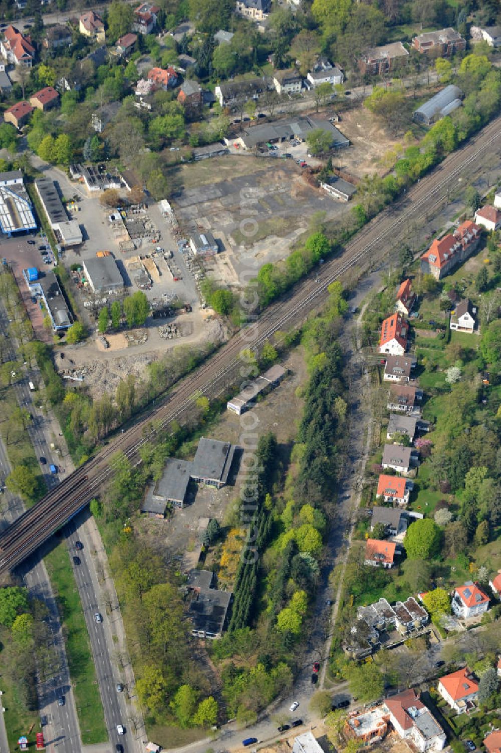 Berlin Zehlendorf from the bird's eye view: Areal des Baufeldes der NCC Deutschland an der Fürstenstraße / Potsdamer Straße in 14163 Berlin- Zehlendorf. Auf den ehemaligen Lagerbereichen will das Unternehmen 21 Einfamilienhäuser errichten. Area of the construction site of the NCC Germany in 14163 Berlin-Zehlendorf. On the former storage areas the company wants to build 21 single-family homes.