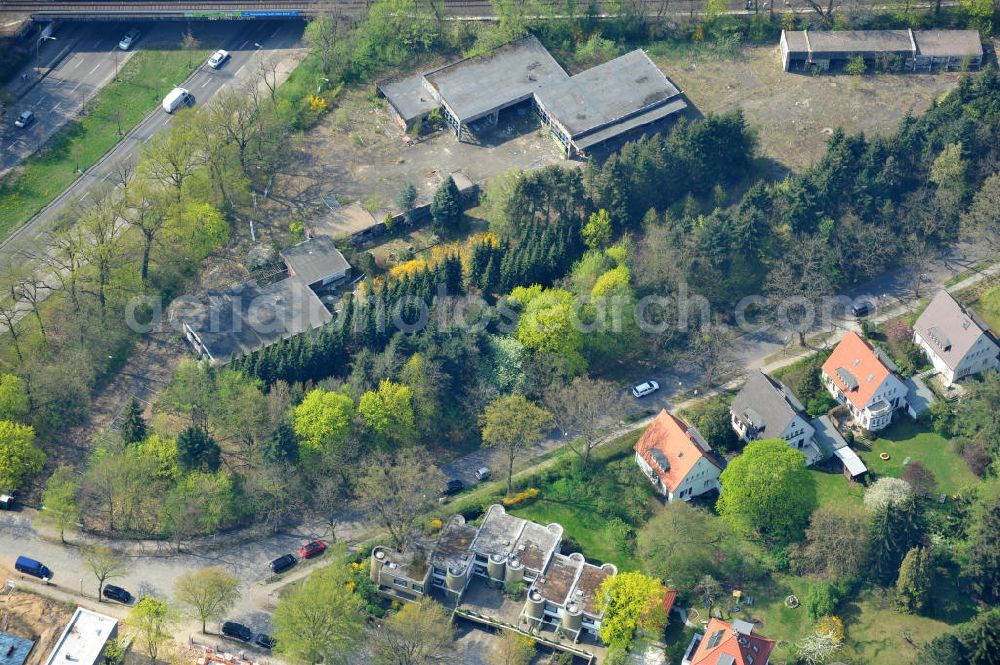 Berlin Zehlendorf from the bird's eye view: Areal des Baufeldes der NCC Deutschland an der Fürstenstraße / Potsdamer Straße in 14163 Berlin- Zehlendorf. Auf den ehemaligen Lagerbereichen will das Unternehmen 21 Einfamilienhäuser errichten. Area of the construction site of the NCC Germany in 14163 Berlin-Zehlendorf. On the former storage areas the company wants to build 21 single-family homes.