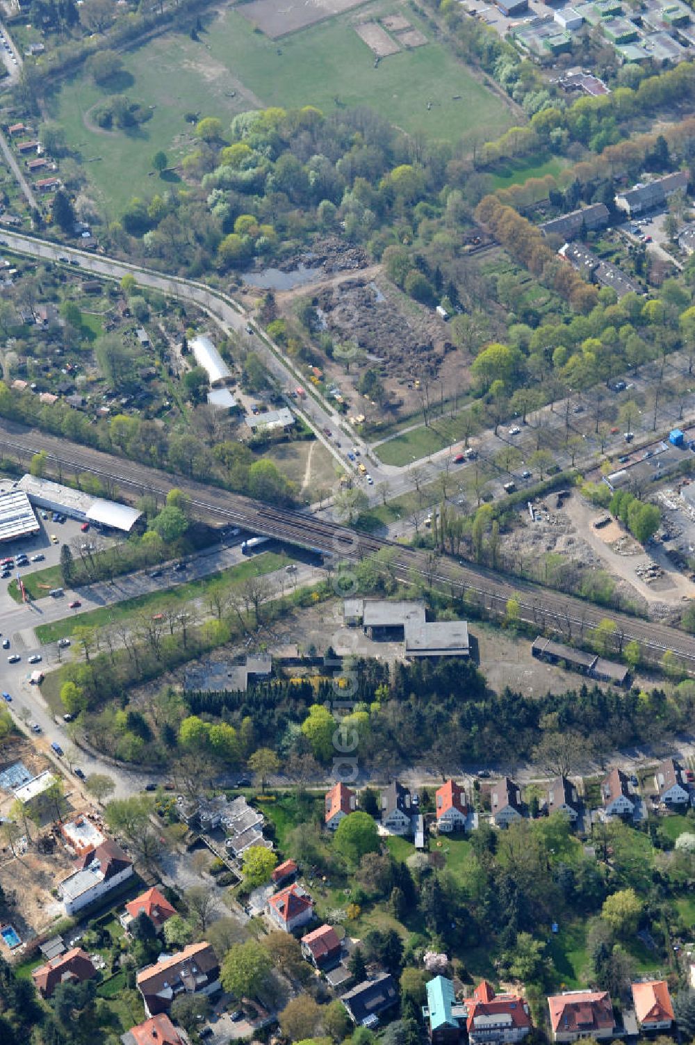 Aerial photograph Berlin Zehlendorf - Areal des Baufeldes der NCC Deutschland an der Fürstenstraße / Potsdamer Straße in 14163 Berlin- Zehlendorf. Auf den ehemaligen Lagerbereichen will das Unternehmen 21 Einfamilienhäuser errichten. Area of the construction site of the NCC Germany in 14163 Berlin-Zehlendorf. On the former storage areas the company wants to build 21 single-family homes.