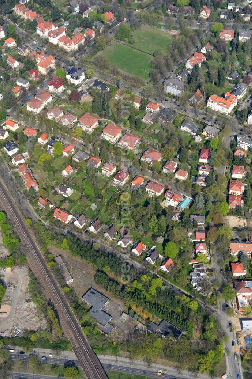 Aerial photograph Berlin Zehlendorf - Areal des Baufeldes der NCC Deutschland an der Fürstenstraße / Potsdamer Straße in 14163 Berlin- Zehlendorf. Auf den ehemaligen Lagerbereichen will das Unternehmen 21 Einfamilienhäuser errichten. Area of the construction site of the NCC Germany in 14163 Berlin-Zehlendorf. On the former storage areas the company wants to build 21 single-family homes.