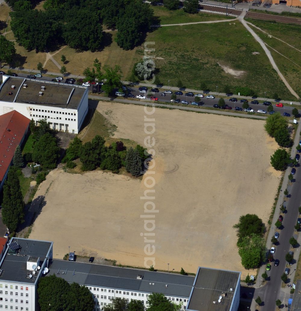 Aerial photograph Berlin-Adlershof - Cleared building area between the buildings of the media facility Adlershof Media City and the building of the company TV+Synchron on the Ernst-Augustin-Strasse and the Franz-Ehrlich-Strasse in Berlin-Adlershof. This area is designated for the construction of office buildings, a project of the PROJEKT Investment group