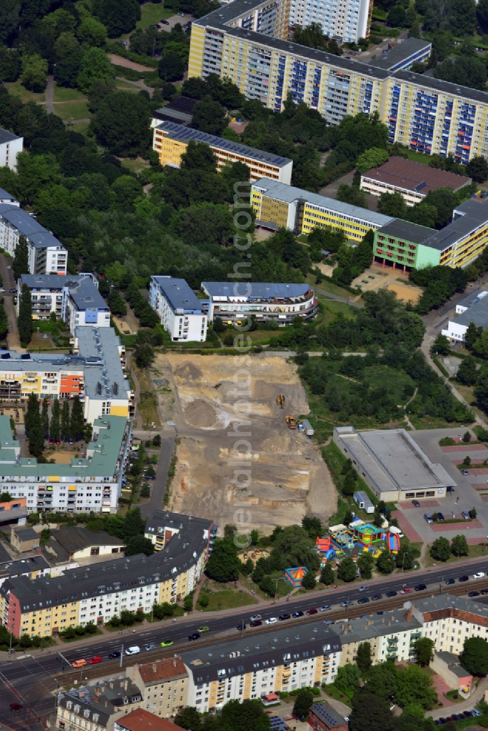 Berlin-Treptow-Köpenick from the bird's eye view: View of a construction area in a residential area in Berlin-Treptow-Koepenick. On this area in the context of the housing project Am Schlossberg a construction of rentalhousing is built. For the planning of the project, the architect´s office Andreas Wettig is competent