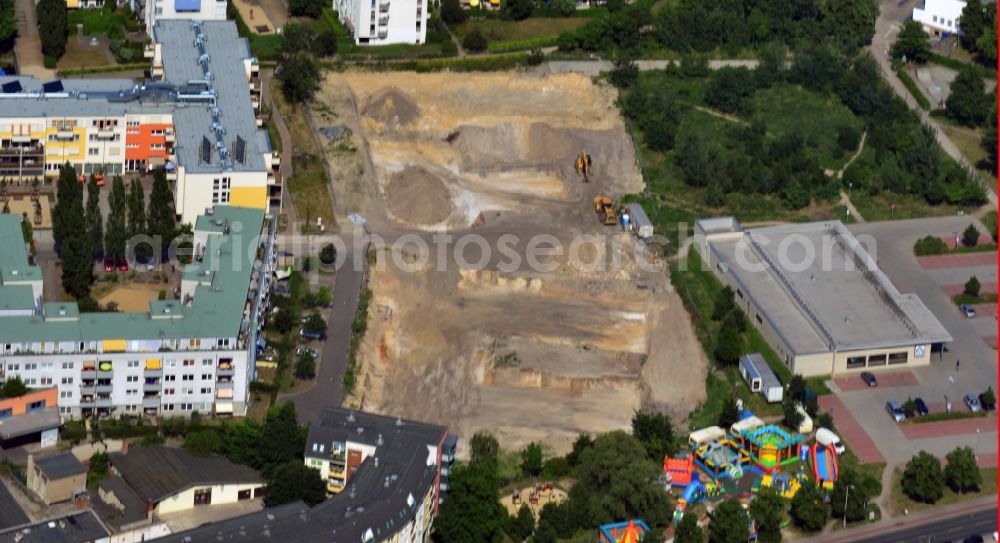 Aerial image Berlin-Treptow-Köpenick - View of a construction area in a residential area in Berlin-Treptow-Koepenick. On this area in the context of the housing project Am Schlossberg a construction of rentalhousing is built. For the planning of the project, the architect´s office Andreas Wettig is competent