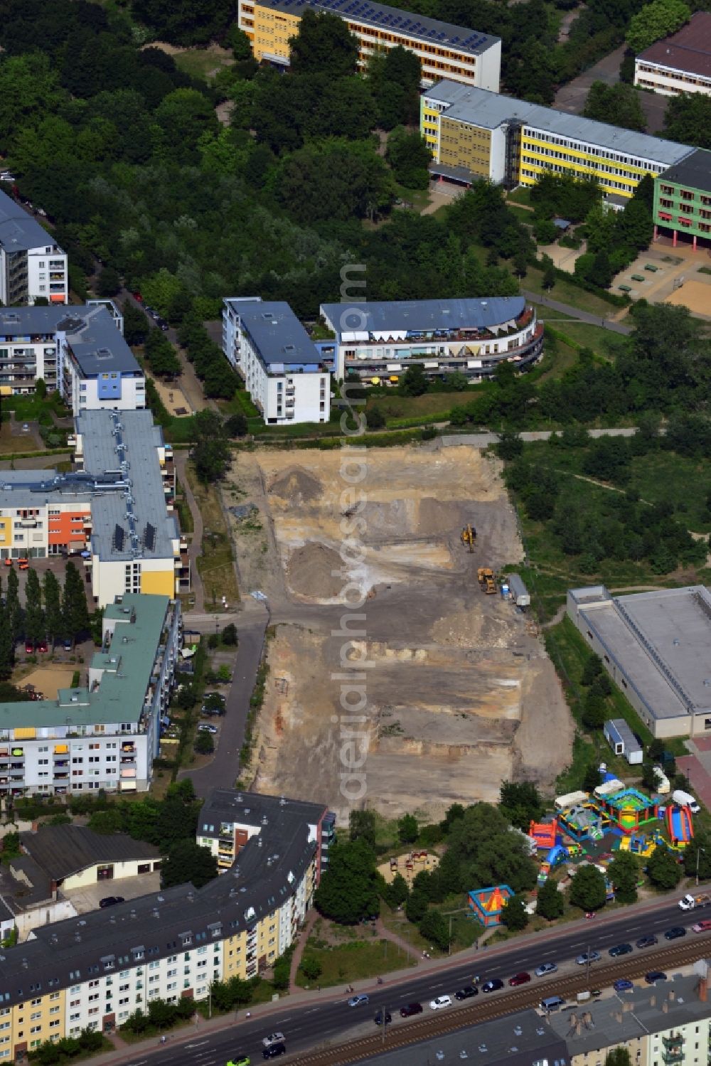 Aerial photograph Berlin-Treptow-Köpenick - View of a construction area in a residential area in Berlin-Treptow-Koepenick. On this area in the context of the housing project Am Schlossberg a construction of rentalhousing is built. For the planning of the project, the architect´s office Andreas Wettig is competent