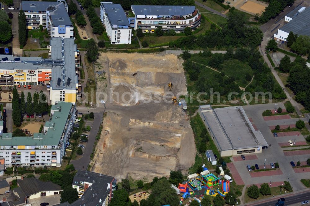 Berlin-Treptow-Köpenick from above - View of a construction area in a residential area in Berlin-Treptow-Koepenick. On this area in the context of the housing project Am Schlossberg a construction of rentalhousing is built. For the planning of the project, the architect´s office Andreas Wettig is competent