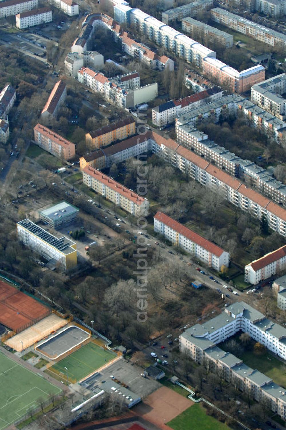 Berlin from the bird's eye view: Blick auf die Baufläche des geplanten Wohnneubauviertels Friedrichsfelder Stadtgärten in Berlin-Lichtenberg. Auf dem Gelände eines ehemaligen Kindergartens entstehen nach dem Verkauf der landeseigenen Imobilie an die NCC mehrere Reihenhäuser mit 36 Häusereinheiten an der Lincolnstraße 65 in Friedrichsfeld. NCC in Deutschland ist die Tochter eines der größten skandinavischen Bau- und Immobilienkonzerne.