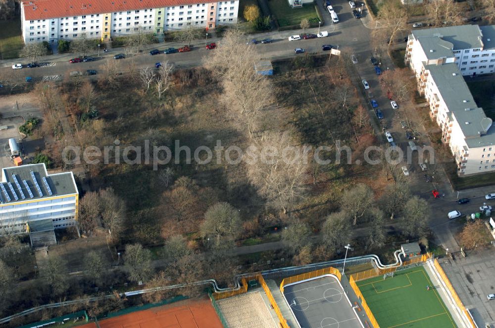 Aerial image Berlin - Blick auf die Baufläche des geplanten Wohnneubauviertels Friedrichsfelder Stadtgärten in Berlin-Lichtenberg. Auf dem Gelände eines ehemaligen Kindergartens entstehen nach dem Verkauf der landeseigenen Imobilie an die NCC mehrere Reihenhäuser mit 36 Häusereinheiten an der Lincolnstraße 65 in Friedrichsfeld. NCC in Deutschland ist die Tochter eines der größten skandinavischen Bau- und Immobilienkonzerne.