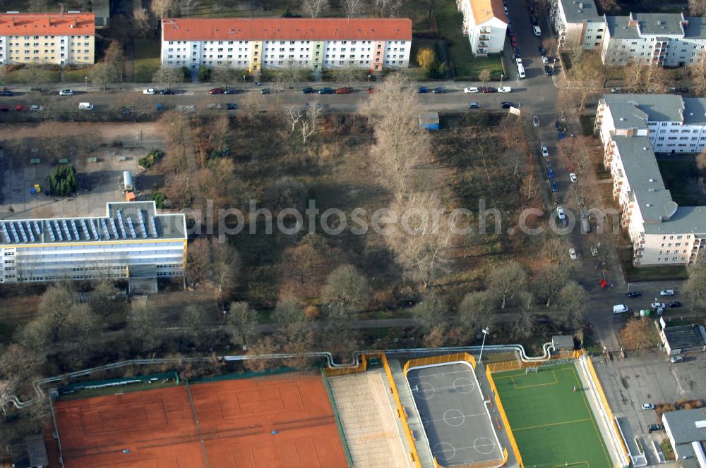 Aerial photograph Berlin - Blick auf die Baufläche des geplanten Wohnneubauviertels Friedrichsfelder Stadtgärten in Berlin-Lichtenberg. Auf dem Gelände eines ehemaligen Kindergartens entstehen nach dem Verkauf der landeseigenen Imobilie an die NCC mehrere Reihenhäuser mit 36 Häusereinheiten an der Lincolnstraße 65 in Friedrichsfeld. NCC in Deutschland ist die Tochter eines der größten skandinavischen Bau- und Immobilienkonzerne.