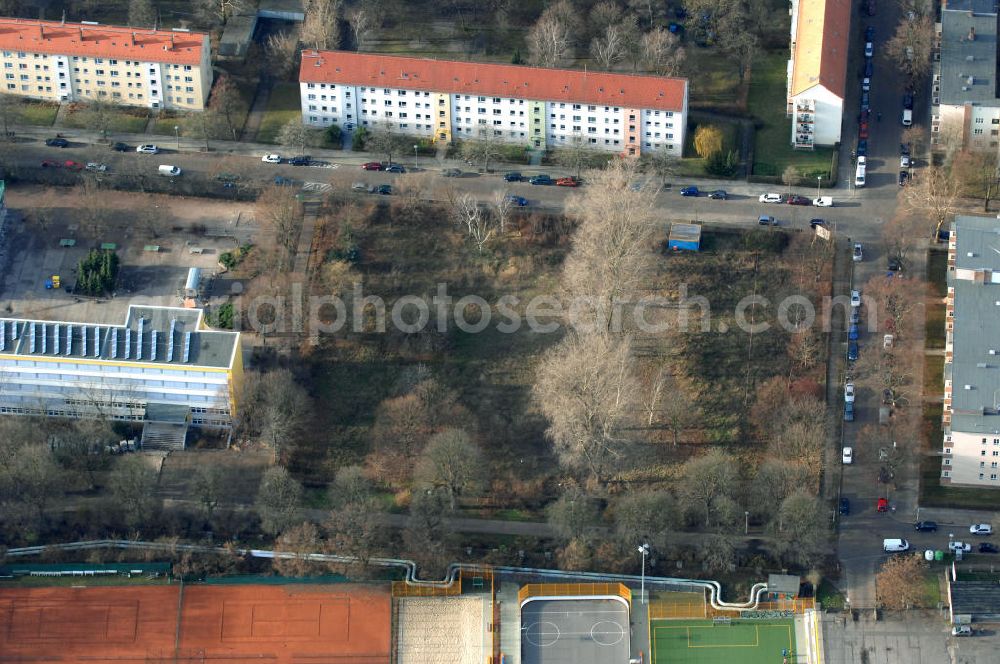 Berlin from above - Blick auf die Baufläche des geplanten Wohnneubauviertels Friedrichsfelder Stadtgärten in Berlin-Lichtenberg. Auf dem Gelände eines ehemaligen Kindergartens entstehen nach dem Verkauf der landeseigenen Imobilie an die NCC mehrere Reihenhäuser mit 36 Häusereinheiten an der Lincolnstraße 65 in Friedrichsfeld. NCC in Deutschland ist die Tochter eines der größten skandinavischen Bau- und Immobilienkonzerne.