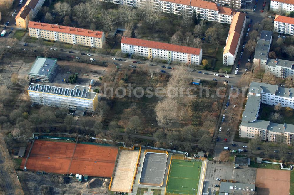 Berlin from the bird's eye view: Blick auf die Baufläche des geplanten Wohnneubauviertels Friedrichsfelder Stadtgärten in Berlin-Lichtenberg. Auf dem Gelände eines ehemaligen Kindergartens entstehen nach dem Verkauf der landeseigenen Imobilie an die NCC mehrere Reihenhäuser mit 36 Häusereinheiten an der Lincolnstraße 65 in Friedrichsfeld. NCC in Deutschland ist die Tochter eines der größten skandinavischen Bau- und Immobilienkonzerne.