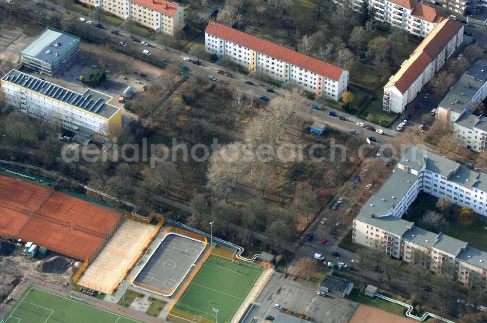 Aerial image Berlin - Blick auf die Baufläche des geplanten Wohnneubauviertels Friedrichsfelder Stadtgärten in Berlin-Lichtenberg. Auf dem Gelände eines ehemaligen Kindergartens entstehen nach dem Verkauf der landeseigenen Imobilie an die NCC mehrere Reihenhäuser mit 36 Häusereinheiten an der Lincolnstraße 65 in Friedrichsfeld. NCC in Deutschland ist die Tochter eines der größten skandinavischen Bau- und Immobilienkonzerne.