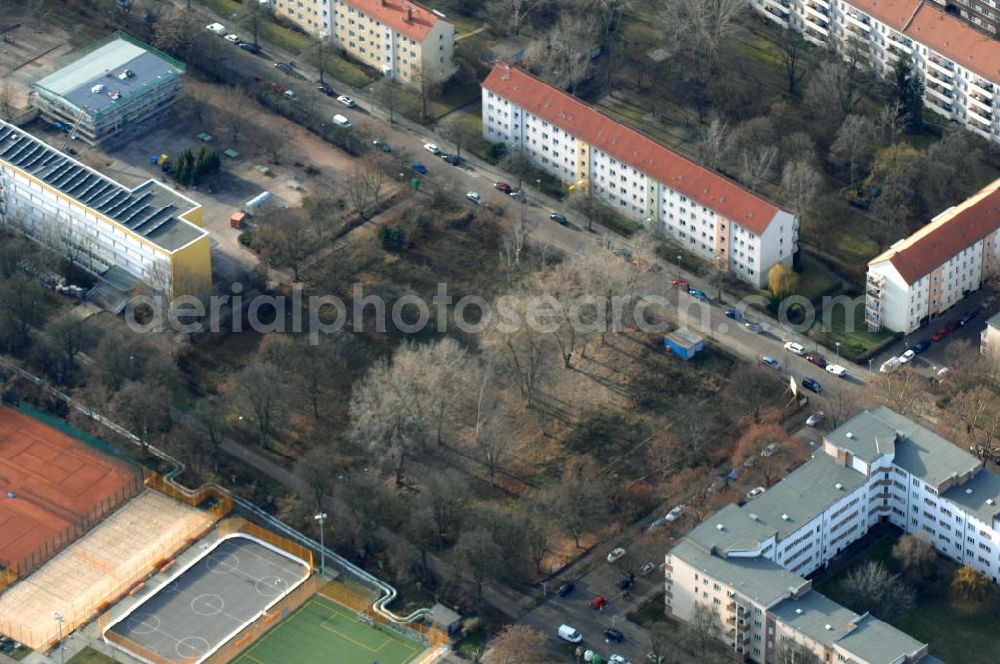 Aerial photograph Berlin - Blick auf die Baufläche des geplanten Wohnneubauviertels Friedrichsfelder Stadtgärten in Berlin-Lichtenberg. Auf dem Gelände eines ehemaligen Kindergartens entstehen nach dem Verkauf der landeseigenen Imobilie an die NCC mehrere Reihenhäuser mit 36 Häusereinheiten an der Lincolnstraße 65 in Friedrichsfeld. NCC in Deutschland ist die Tochter eines der größten skandinavischen Bau- und Immobilienkonzerne.