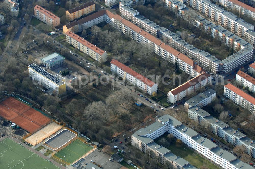 Berlin from above - Blick auf die Baufläche des geplanten Wohnneubauviertels Friedrichsfelder Stadtgärten in Berlin-Lichtenberg. Auf dem Gelände eines ehemaligen Kindergartens entstehen nach dem Verkauf der landeseigenen Imobilie an die NCC mehrere Reihenhäuser mit 36 Häusereinheiten an der Lincolnstraße 65 in Friedrichsfeld. NCC in Deutschland ist die Tochter eines der größten skandinavischen Bau- und Immobilienkonzerne.