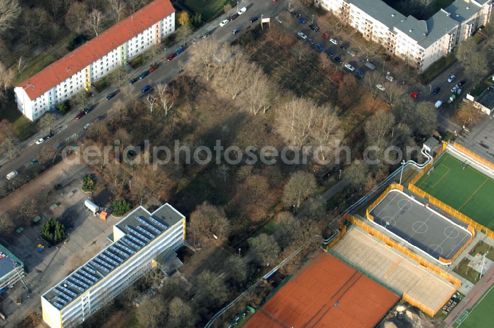 Berlin from the bird's eye view: Blick auf die Baufläche des geplanten Wohnneubauviertels Friedrichsfelder Stadtgärten in Berlin-Lichtenberg. Auf dem Gelände eines ehemaligen Kindergartens entstehen nach dem Verkauf der landeseigenen Imobilie an die NCC mehrere Reihenhäuser mit 36 Häusereinheiten an der Lincolnstraße 65 in Friedrichsfeld. NCC in Deutschland ist die Tochter eines der größten skandinavischen Bau- und Immobilienkonzerne.