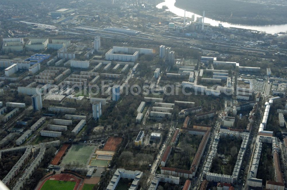 Aerial image Berlin - Blick auf die Baufläche des geplanten Wohnneubauviertels Friedrichsfelder Stadtgärten in Berlin-Lichtenberg. Auf dem Gelände eines ehemaligen Kindergartens entstehen nach dem Verkauf der landeseigenen Imobilie an die NCC mehrere Reihenhäuser mit 36 Häusereinheiten an der Lincolnstraße 65 in Friedrichsfeld. NCC in Deutschland ist die Tochter eines der größten skandinavischen Bau- und Immobilienkonzerne.