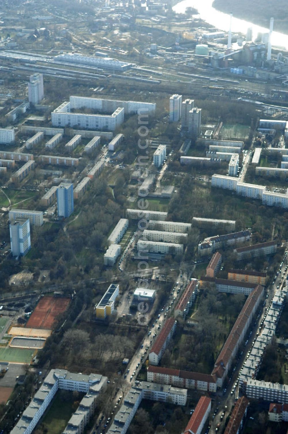 Aerial photograph Berlin - Blick auf die Baufläche des geplanten Wohnneubauviertels Friedrichsfelder Stadtgärten in Berlin-Lichtenberg. Auf dem Gelände eines ehemaligen Kindergartens entstehen nach dem Verkauf der landeseigenen Imobilie an die NCC mehrere Reihenhäuser mit 36 Häusereinheiten an der Lincolnstraße 65 in Friedrichsfeld. NCC in Deutschland ist die Tochter eines der größten skandinavischen Bau- und Immobilienkonzerne.