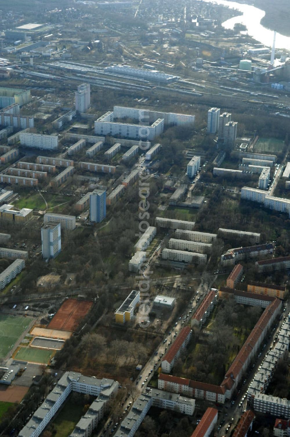 Berlin from above - Blick auf die Baufläche des geplanten Wohnneubauviertels Friedrichsfelder Stadtgärten in Berlin-Lichtenberg. Auf dem Gelände eines ehemaligen Kindergartens entstehen nach dem Verkauf der landeseigenen Imobilie an die NCC mehrere Reihenhäuser mit 36 Häusereinheiten an der Lincolnstraße 65 in Friedrichsfeld. NCC in Deutschland ist die Tochter eines der größten skandinavischen Bau- und Immobilienkonzerne.