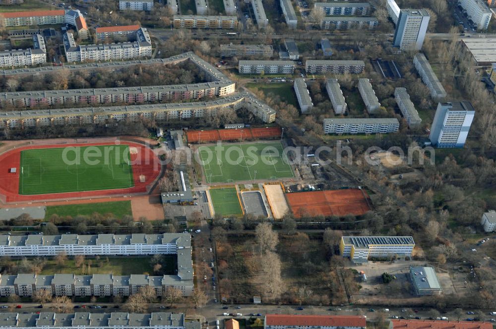 Berlin from the bird's eye view: Blick auf die Baufläche des geplanten Wohnneubauviertels Friedrichsfelder Stadtgärten in Berlin-Lichtenberg. Auf dem Gelände eines ehemaligen Kindergartens entstehen nach dem Verkauf der landeseigenen Imobilie an die NCC mehrere Reihenhäuser mit 36 Häusereinheiten an der Lincolnstraße 65 in Friedrichsfeld. NCC in Deutschland ist die Tochter eines der größten skandinavischen Bau- und Immobilienkonzerne.