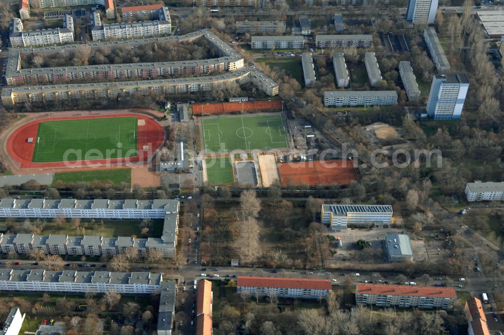 Aerial image Berlin - Blick auf die Baufläche des geplanten Wohnneubauviertels Friedrichsfelder Stadtgärten in Berlin-Lichtenberg. Auf dem Gelände eines ehemaligen Kindergartens entstehen nach dem Verkauf der landeseigenen Imobilie an die NCC mehrere Reihenhäuser mit 36 Häusereinheiten an der Lincolnstraße 65 in Friedrichsfeld. NCC in Deutschland ist die Tochter eines der größten skandinavischen Bau- und Immobilienkonzerne.