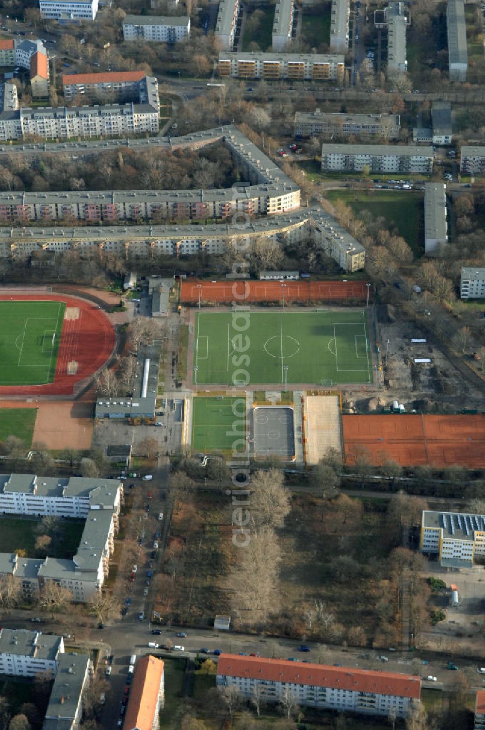 Aerial photograph Berlin - Blick auf die Baufläche des geplanten Wohnneubauviertels Friedrichsfelder Stadtgärten in Berlin-Lichtenberg. Auf dem Gelände eines ehemaligen Kindergartens entstehen nach dem Verkauf der landeseigenen Imobilie an die NCC mehrere Reihenhäuser mit 36 Häusereinheiten an der Lincolnstraße 65 in Friedrichsfeld. NCC in Deutschland ist die Tochter eines der größten skandinavischen Bau- und Immobilienkonzerne.