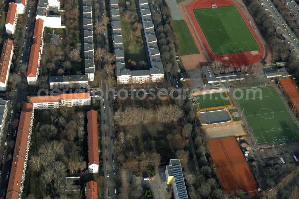 Berlin from the bird's eye view: Blick auf die Baufläche des geplanten Wohnneubauviertels Friedrichsfelder Stadtgärten in Berlin-Lichtenberg. Auf dem Gelände eines ehemaligen Kindergartens entstehen nach dem Verkauf der landeseigenen Imobilie an die NCC mehrere Reihenhäuser mit 36 Häusereinheiten an der Lincolnstraße 65 in Friedrichsfeld. NCC in Deutschland ist die Tochter eines der größten skandinavischen Bau- und Immobilienkonzerne.