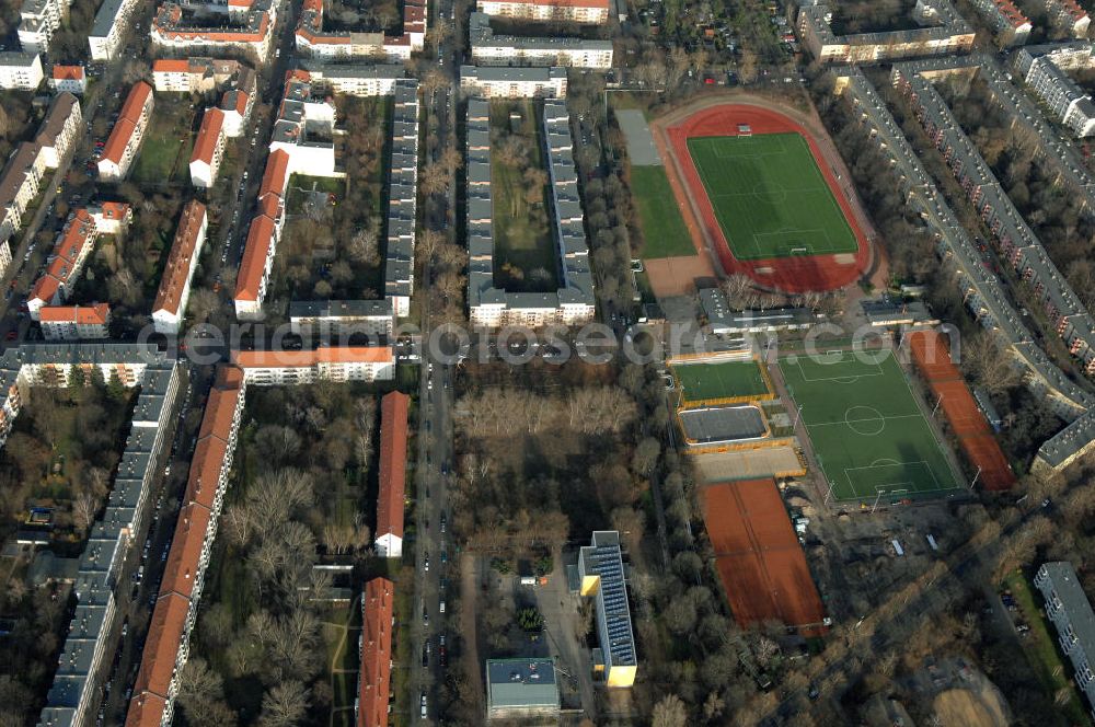 Aerial image Berlin - Blick auf die Baufläche des geplanten Wohnneubauviertels Friedrichsfelder Stadtgärten in Berlin-Lichtenberg. Auf dem Gelände eines ehemaligen Kindergartens entstehen nach dem Verkauf der landeseigenen Imobilie an die NCC mehrere Reihenhäuser mit 36 Häusereinheiten an der Lincolnstraße 65 in Friedrichsfeld. NCC in Deutschland ist die Tochter eines der größten skandinavischen Bau- und Immobilienkonzerne.