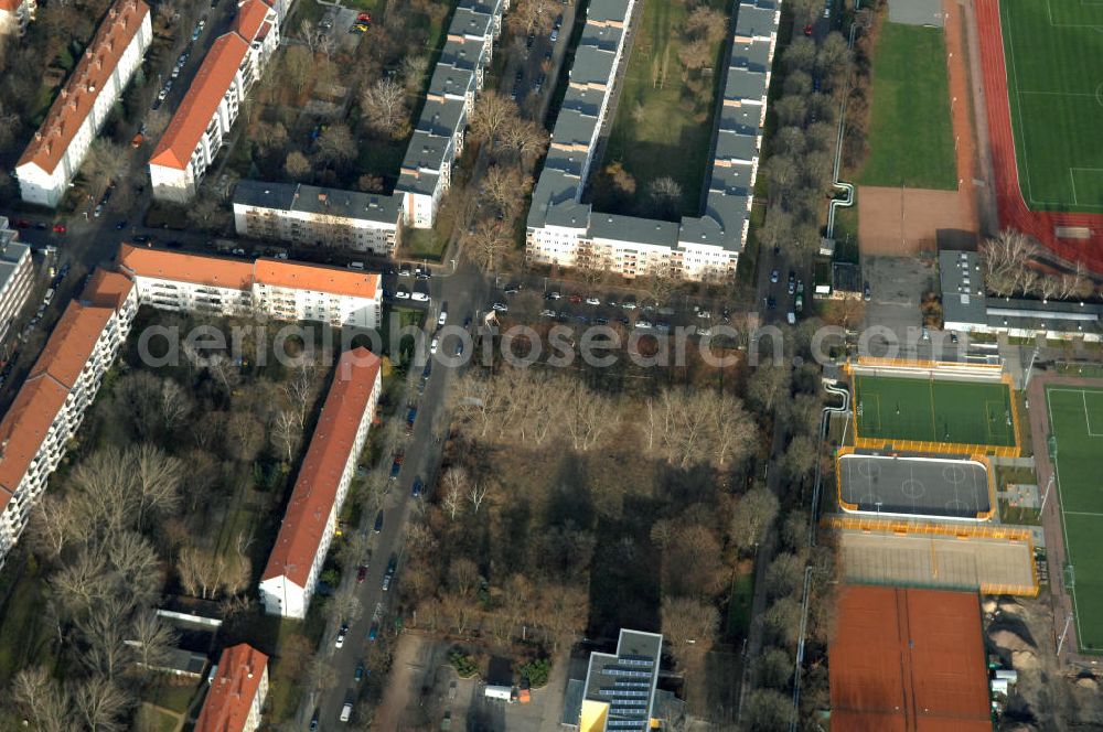 Aerial photograph Berlin - Blick auf die Baufläche des geplanten Wohnneubauviertels Friedrichsfelder Stadtgärten in Berlin-Lichtenberg. Auf dem Gelände eines ehemaligen Kindergartens entstehen nach dem Verkauf der landeseigenen Imobilie an die NCC mehrere Reihenhäuser mit 36 Häusereinheiten an der Lincolnstraße 65 in Friedrichsfeld. NCC in Deutschland ist die Tochter eines der größten skandinavischen Bau- und Immobilienkonzerne.