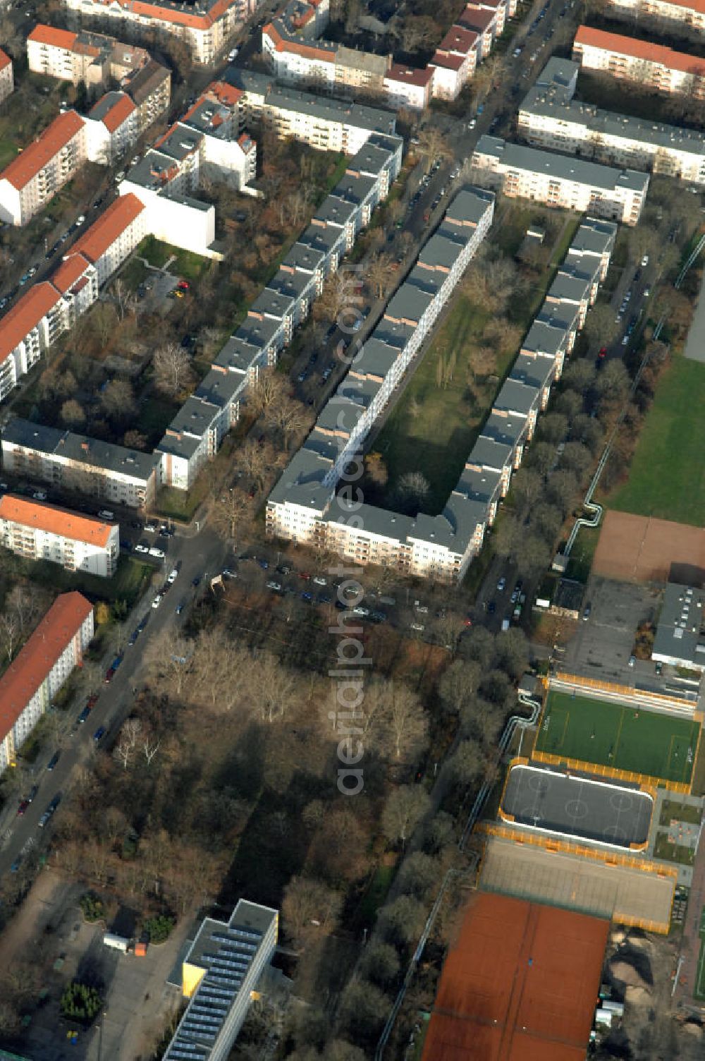 Berlin from above - Blick auf die Baufläche des geplanten Wohnneubauviertels Friedrichsfelder Stadtgärten in Berlin-Lichtenberg. Auf dem Gelände eines ehemaligen Kindergartens entstehen nach dem Verkauf der landeseigenen Imobilie an die NCC mehrere Reihenhäuser mit 36 Häusereinheiten an der Lincolnstraße 65 in Friedrichsfeld. NCC in Deutschland ist die Tochter eines der größten skandinavischen Bau- und Immobilienkonzerne.