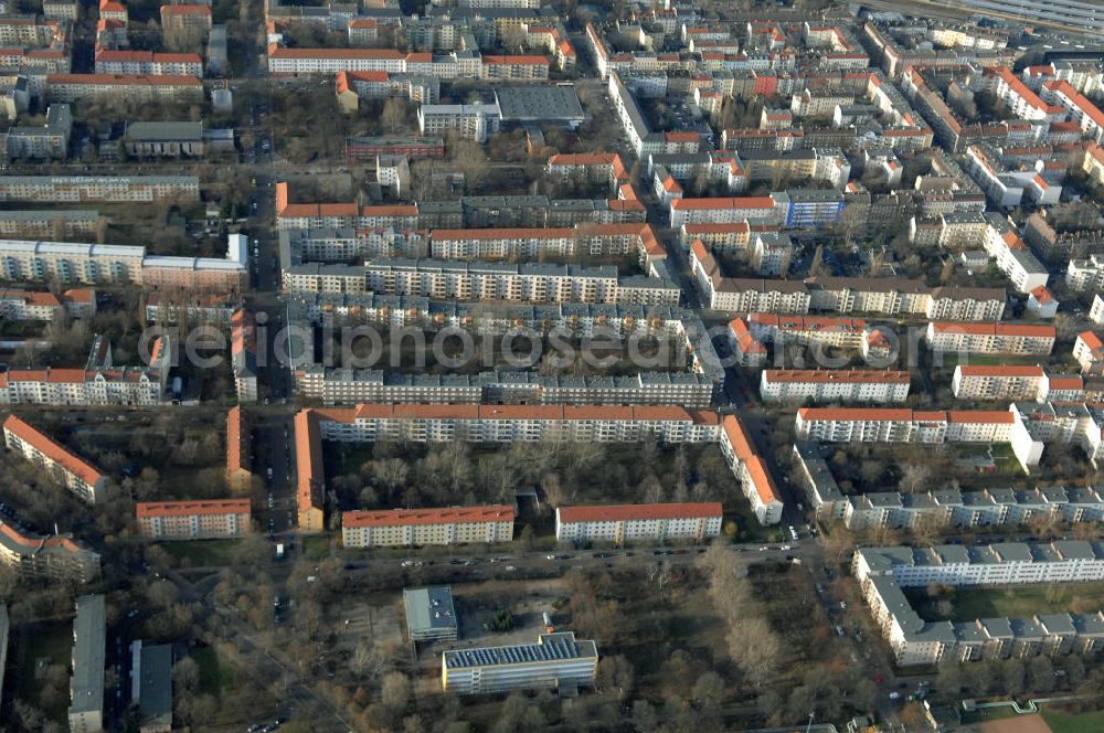 Berlin from the bird's eye view: Blick auf die Baufläche des geplanten Wohnneubauviertels Friedrichsfelder Stadtgärten in Berlin-Lichtenberg. Auf dem Gelände eines ehemaligen Kindergartens entstehen nach dem Verkauf der landeseigenen Imobilie an die NCC mehrere Reihenhäuser mit 36 Häusereinheiten an der Lincolnstraße 65 in Friedrichsfeld. NCC in Deutschland ist die Tochter eines der größten skandinavischen Bau- und Immobilienkonzerne.