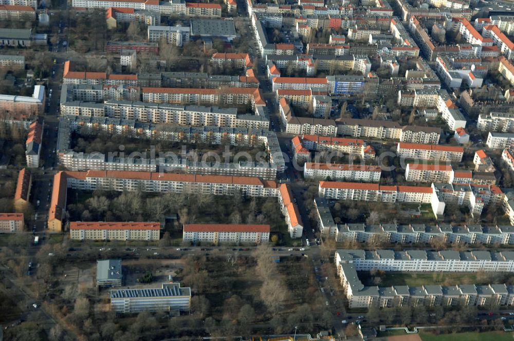 Aerial image Berlin - Blick auf die Baufläche des geplanten Wohnneubauviertels Friedrichsfelder Stadtgärten in Berlin-Lichtenberg. Auf dem Gelände eines ehemaligen Kindergartens entstehen nach dem Verkauf der landeseigenen Imobilie an die NCC mehrere Reihenhäuser mit 36 Häusereinheiten an der Lincolnstraße 65 in Friedrichsfeld. NCC in Deutschland ist die Tochter eines der größten skandinavischen Bau- und Immobilienkonzerne.