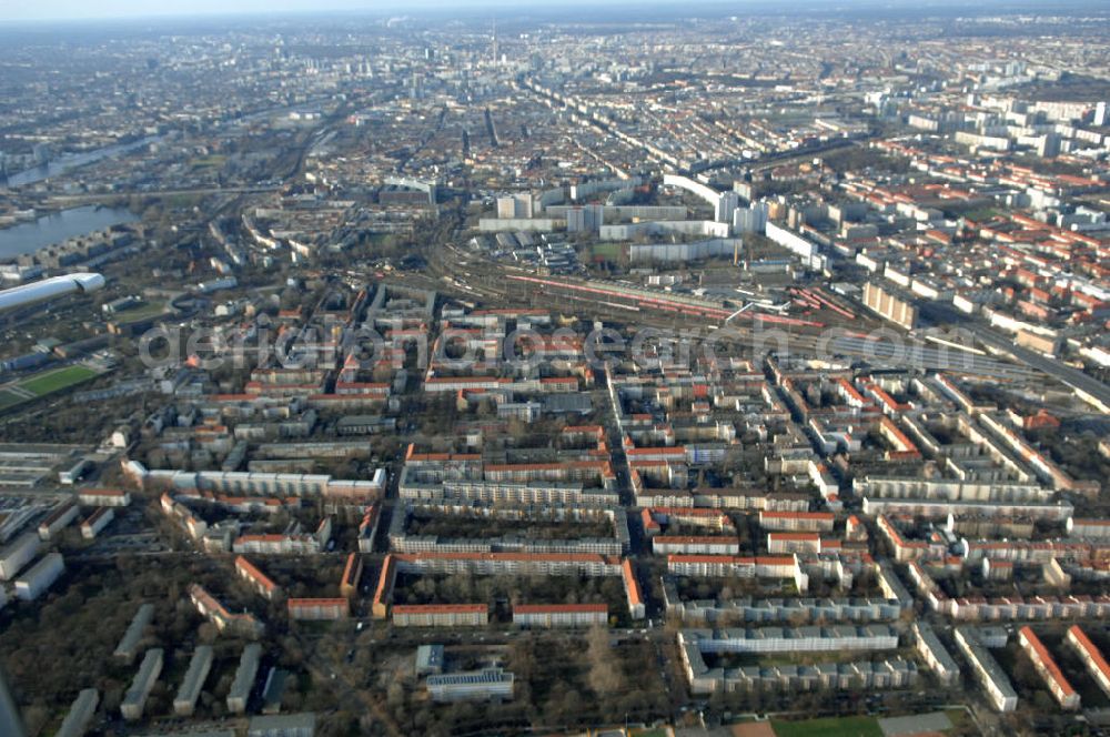 Aerial photograph Berlin - Blick auf die Baufläche des geplanten Wohnneubauviertels Friedrichsfelder Stadtgärten in Berlin-Lichtenberg. Auf dem Gelände eines ehemaligen Kindergartens entstehen nach dem Verkauf der landeseigenen Imobilie an die NCC mehrere Reihenhäuser mit 36 Häusereinheiten an der Lincolnstraße 65 in Friedrichsfeld. NCC in Deutschland ist die Tochter eines der größten skandinavischen Bau- und Immobilienkonzerne.