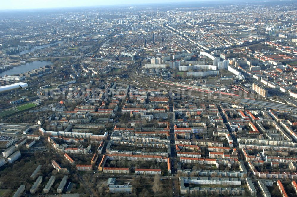 Berlin from above - Blick auf die Baufläche des geplanten Wohnneubauviertels Friedrichsfelder Stadtgärten in Berlin-Lichtenberg. Auf dem Gelände eines ehemaligen Kindergartens entstehen nach dem Verkauf der landeseigenen Imobilie an die NCC mehrere Reihenhäuser mit 36 Häusereinheiten an der Lincolnstraße 65 in Friedrichsfeld. NCC in Deutschland ist die Tochter eines der größten skandinavischen Bau- und Immobilienkonzerne.