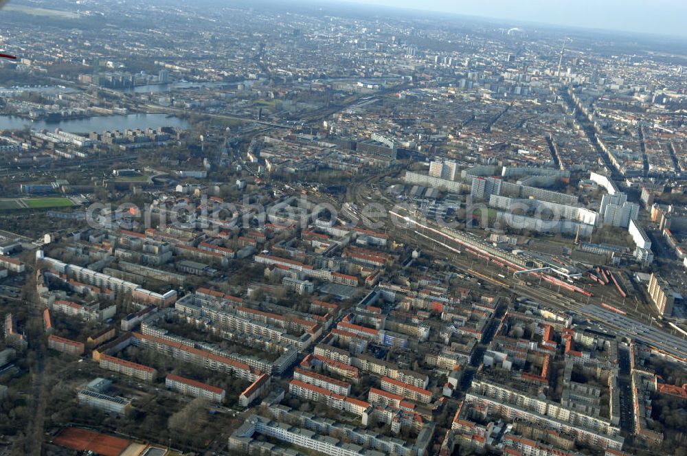 Berlin from the bird's eye view: Blick auf die Baufläche des geplanten Wohnneubauviertels Friedrichsfelder Stadtgärten in Berlin-Lichtenberg. Auf dem Gelände eines ehemaligen Kindergartens entstehen nach dem Verkauf der landeseigenen Imobilie an die NCC mehrere Reihenhäuser mit 36 Häusereinheiten an der Lincolnstraße 65 in Friedrichsfeld. NCC in Deutschland ist die Tochter eines der größten skandinavischen Bau- und Immobilienkonzerne.