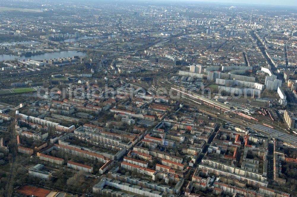 Aerial image Berlin - Blick auf die Baufläche des geplanten Wohnneubauviertels Friedrichsfelder Stadtgärten in Berlin-Lichtenberg. Auf dem Gelände eines ehemaligen Kindergartens entstehen nach dem Verkauf der landeseigenen Imobilie an die NCC mehrere Reihenhäuser mit 36 Häusereinheiten an der Lincolnstraße 65 in Friedrichsfeld. NCC in Deutschland ist die Tochter eines der größten skandinavischen Bau- und Immobilienkonzerne.