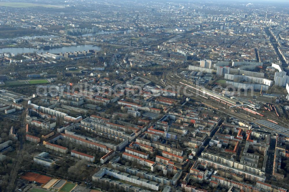 Aerial photograph Berlin - Blick auf die Baufläche des geplanten Wohnneubauviertels Friedrichsfelder Stadtgärten in Berlin-Lichtenberg. Auf dem Gelände eines ehemaligen Kindergartens entstehen nach dem Verkauf der landeseigenen Imobilie an die NCC mehrere Reihenhäuser mit 36 Häusereinheiten an der Lincolnstraße 65 in Friedrichsfeld. NCC in Deutschland ist die Tochter eines der größten skandinavischen Bau- und Immobilienkonzerne.