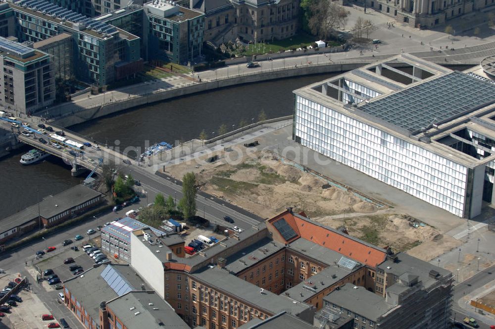 Aerial photograph Berlin - Blick auf den Abrissplatz des letzten Plattenbaus im Regierungsviertel. Die Baufläche am Marie-Elisabeth-Lüdershaus in der Nähe des Reichstagsgebäudes soll mit einem Neubau zum Berliner Regierungsviertel erweitert werden. View of the demolition site of the last slab in the government district.