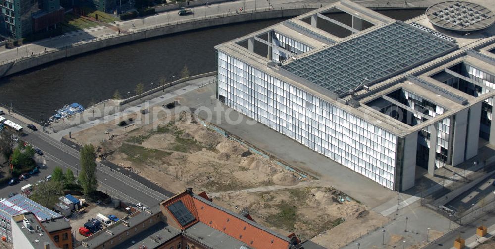 Berlin from above - Blick auf den Abrissplatz des letzten Plattenbaus im Regierungsviertel. Die Baufläche am Marie-Elisabeth-Lüdershaus in der Nähe des Reichstagsgebäudes soll mit einem Neubau zum Berliner Regierungsviertel erweitert werden. View of the demolition site of the last slab in the government district.