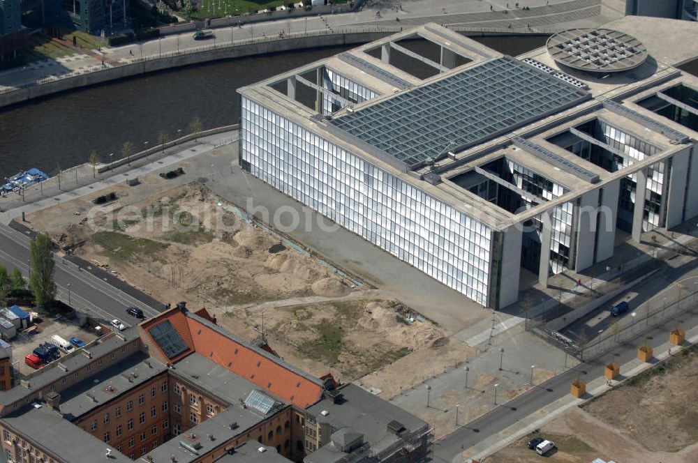 Berlin from the bird's eye view: Blick auf den Abrissplatz des letzten Plattenbaus im Regierungsviertel. Die Baufläche am Marie-Elisabeth-Lüdershaus in der Nähe des Reichstagsgebäudes soll mit einem Neubau zum Berliner Regierungsviertel erweitert werden. View of the demolition site of the last slab in the government district.