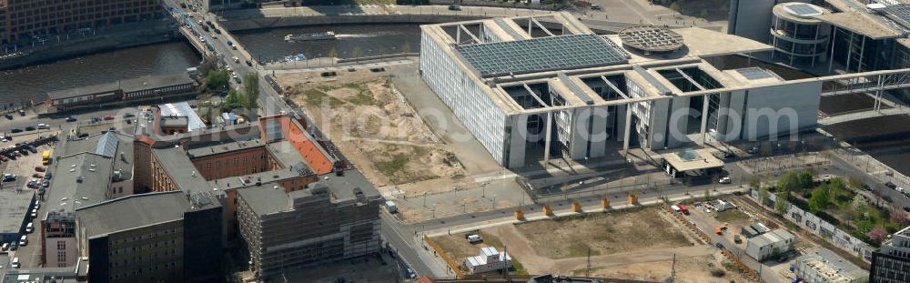 Aerial image Berlin - Blick auf den Abrissplatz des letzten Plattenbaus im Regierungsviertel. Die Baufläche am Marie-Elisabeth-Lüdershaus in der Nähe des Reichstagsgebäudes soll mit einem Neubau zum Berliner Regierungsviertel erweitert werden. View of the demolition site of the last slab in the government district.